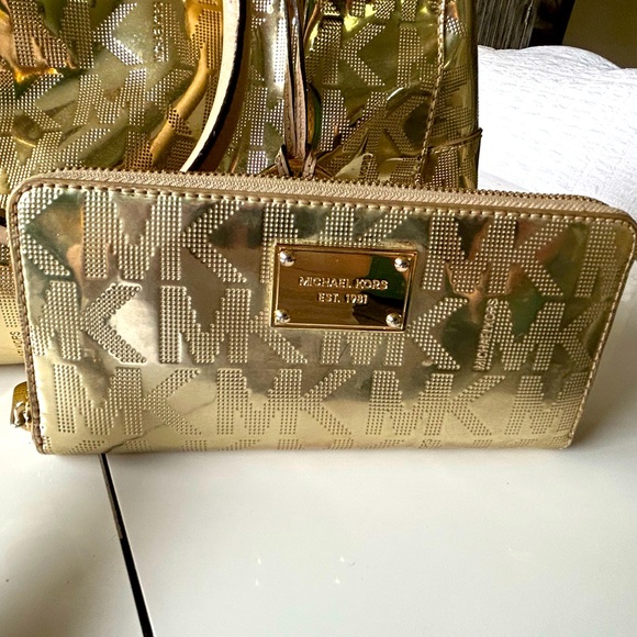 Michal Kors shiny gold bag INCLUDES matching wallet. - Picture 2 of 8